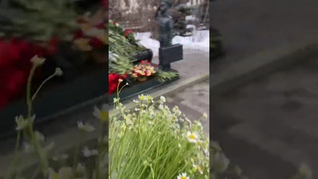 Возлагаю цветы к памятнику героям фильма «Офицеры». Василий Лановой-Вечная память! #лановой #офицер смотреть онлайн