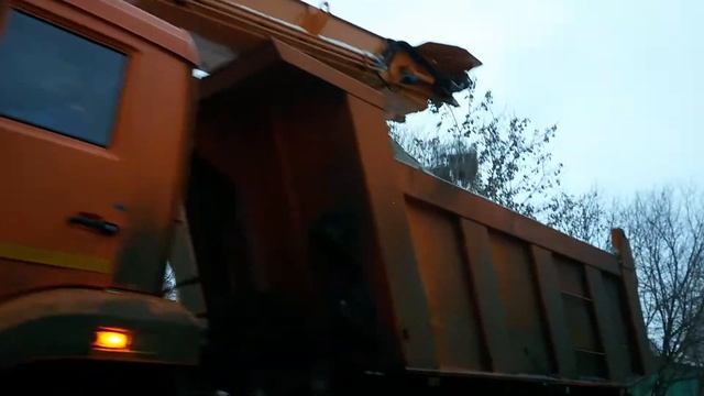 Машины убирают снег с авто дороги смотреть онлайн