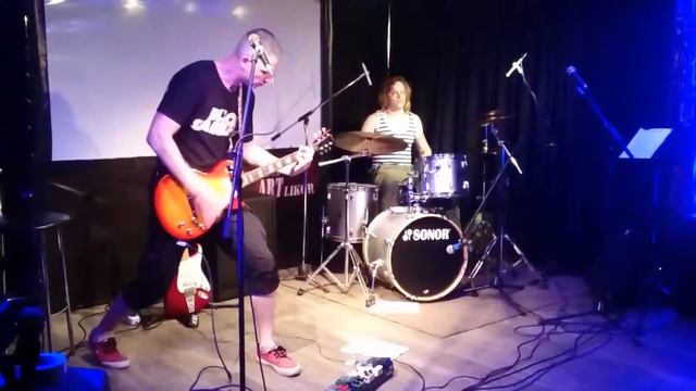 Живая игра на гитаре и барабане