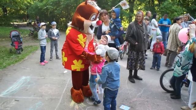 Ласковая девочка атакует куклу. Ржака! смотреть онлайн