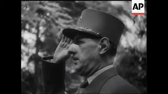 GENERAL DE GAULLE AT CLEMENCEAU'S TOMB смотреть онлайн
