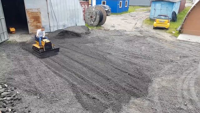 растаскивание вторичного асфальта минибульдозером смотреть онлайн