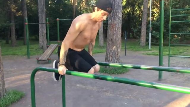 Отжимания на брусьях в прыжке (240 fps) смотреть онлайн