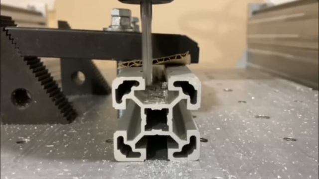 Фрезерная обработка конструкционного профиля под быстрый (якорный) соединитель D17 мм. смотреть онлайн