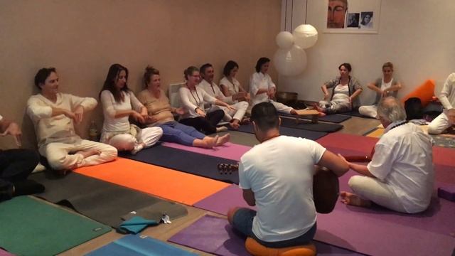 “Sa re sa sa” - Yogiji con el grupo de Kriya Yoga de San Rafael en 2018 смотреть онлайн