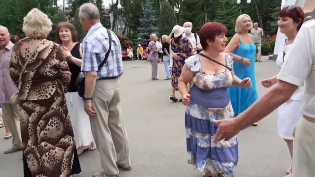 ТЫ ОЧЕНЬ КРАСИВА В ЭТОМ ПЛАТЬЕ! ХАРЬКОВ МИРНЫЙ ТАНЦЫ В ПАРКЕ ГОРЬКОГО смотреть онлайн