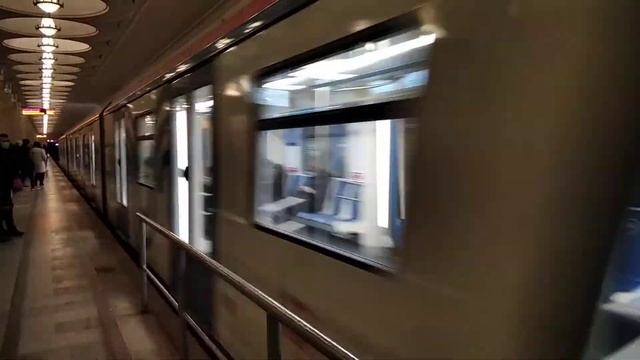 Метропоезд Москва прибывает на станцию метро Киевская. смотреть онлайн