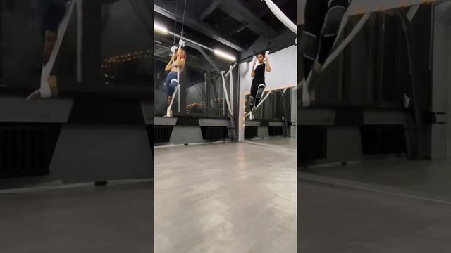 Акробатика с гамаком для йоги. Aerial Yoga Hammock Acrobatic. смотреть онлайн