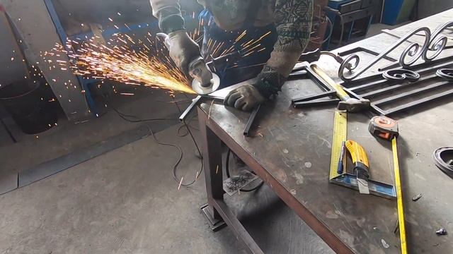 КРАСИВАЯ и Простая ПОДЕЛКА из Профильной трубы своими руками. Холодная ковка сделал цветочницу. смотреть онлайн