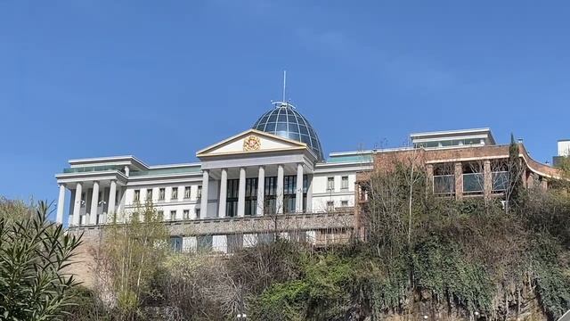 Влог Грузия | Тбилиси | Мост Мира и Президентский дворец смотреть онлайн