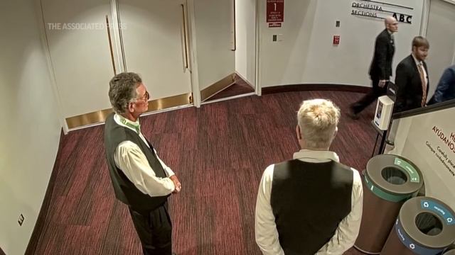 U.S .Rep. Republican Lauren Boebert kicked out of a 'Beetlejuice' show in Denver смотреть онлайн