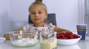 Ярослава делает мороженое | Фруктовое мороженое для детей | Tiki Taki Cook