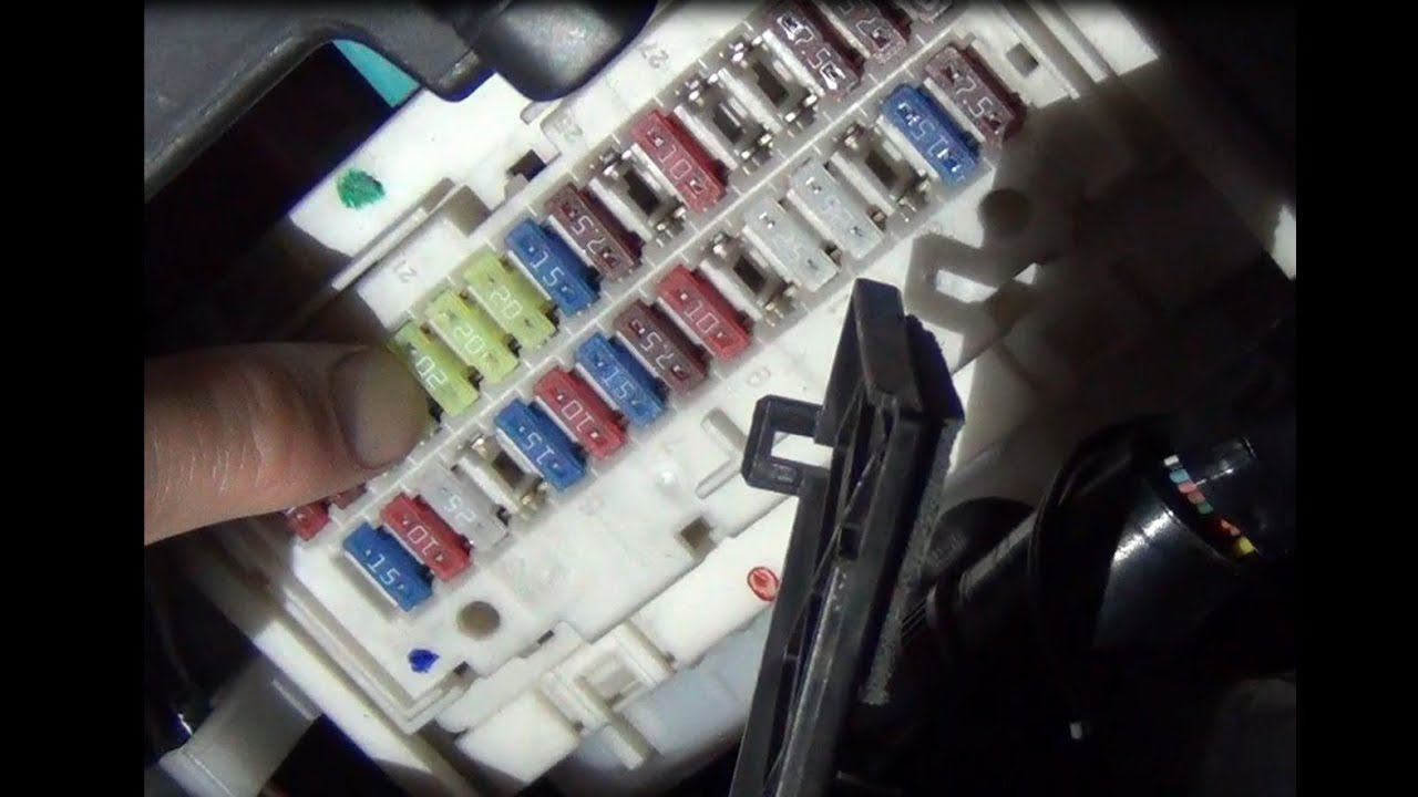 Замена предохранителя №4 задней левой двери в Тойота Королла Е150 смотреть онлайн