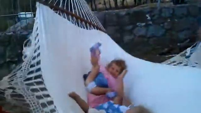 Даша падает с гамака video-2011-09-14-20-48-51.3gp смотреть онлайн