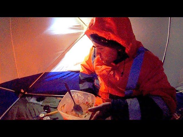 Как МЫ Ночью Зимой КАРАСЯ и САЗАНА душили ! Зимняя рыбалка ночью 2022! смотреть онлайн