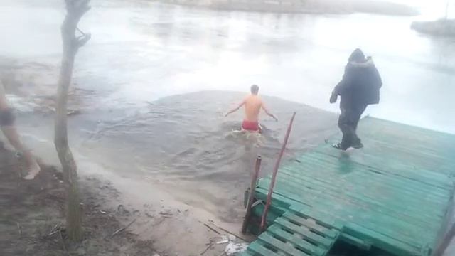 Окунулись в реке на крещение смотреть онлайн