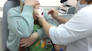 Как ребенка осматривает врач отоларинголог. How a child is examined by an otolaryngologist.