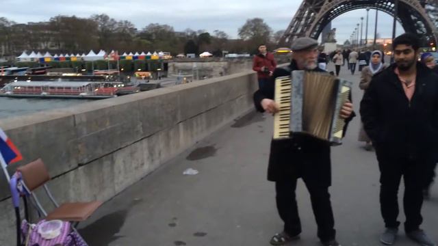 Париж, Эйфелева башня, музыкант