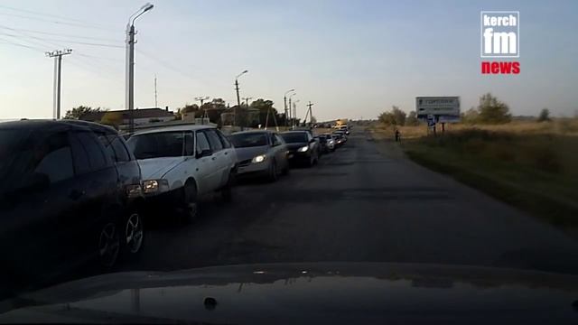 В Керчи образовалась огромная пробка перед жд переездом смотреть онлайн