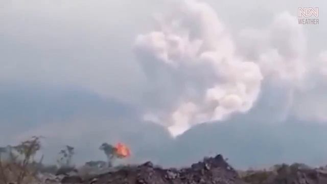 Heavy Ashfall! ? Sudden eruption of Mount Merapi, Indonesia. Volcano Merapi 2021 смотреть онлайн