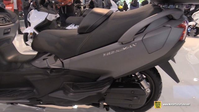 2018 Suzuki Burgman 650 Executive - Walkaround - 2017 EICMA Motorcycle Exhibition смотреть онлайн