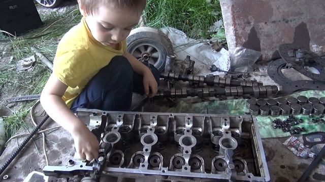 Ребёнок 4 года собирает головку двигателя змз 406-405 смотреть онлайн