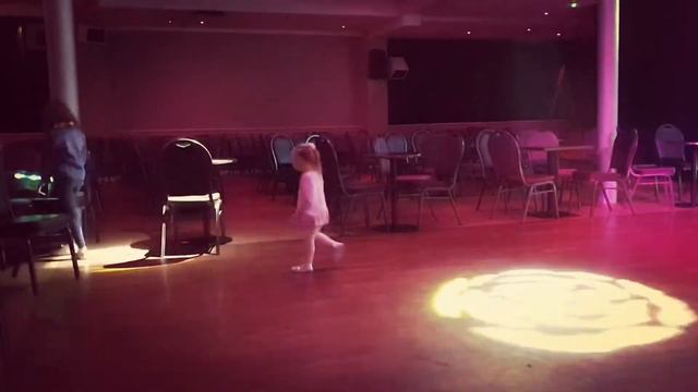 Танцы. Любимые танцы. Мадам Николь. Кемпинг.. Англия 🤸♀️💃💃💃 смотреть онлайн