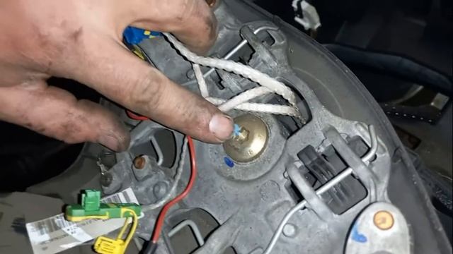 Пежо 206 Снять подрулевые переключатели / Peugeot 206 Remove steering wheel switches смотреть онлайн