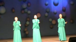 а по камушкам речка бежит