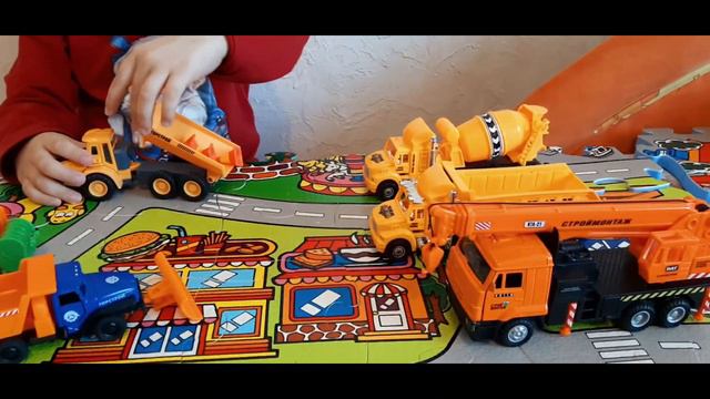 Самосвал внедорожный. Ефимка открывает коробку с желтым самосвалом. Распаковка грузовика самосвал.