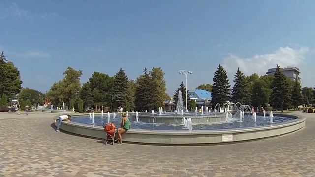 Анапа 2016: Центральный сквер, здание Администрации г.Анапы, музыкальный фонтан. Август 2016. смотреть онлайн
