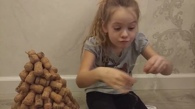 Как сделать елку из пробок смотреть онлайн