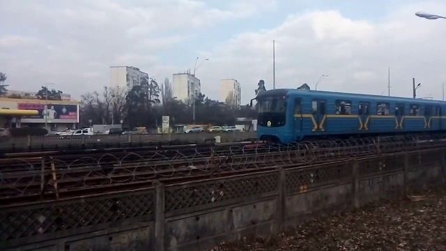 Встреча двух составов метро. Святошинско-Броварская линия. Киевский метрополитен. смотреть онлайн