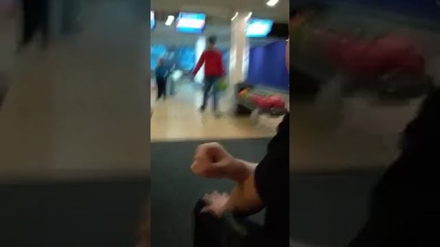 мне 13 лет. Отмечаем в боулинге. В марте сезон моих видео. смотреть онлайн