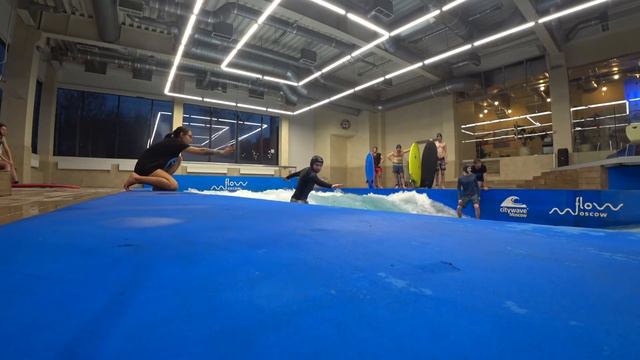 Серфинг на искусственной волне в клубе surfeway в Москве. Стоит своих денег смотреть онлайн
