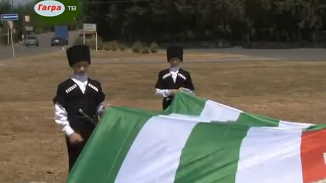 Въезд в Гагру украшает новый шестиметровый флаг смотреть онлайн