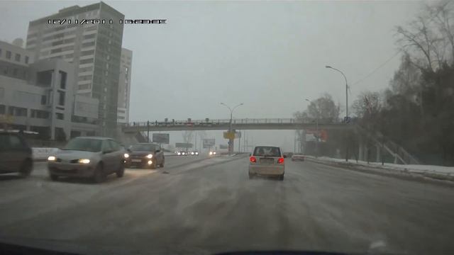 Умная собака - смотреть на пешеходный мост смотреть онлайн