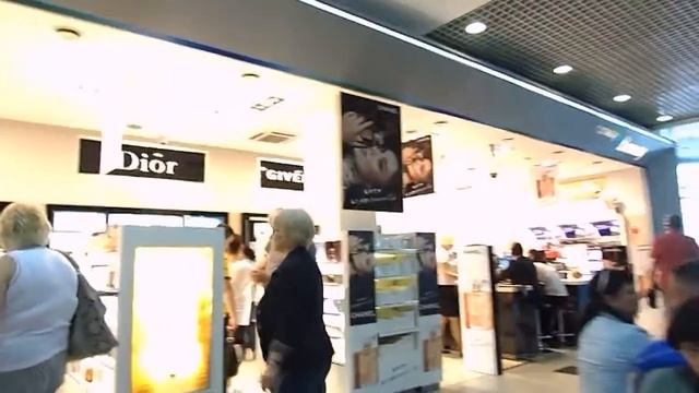 В аэропорту Домодедово перед посадкой на самолёт смотреть онлайн