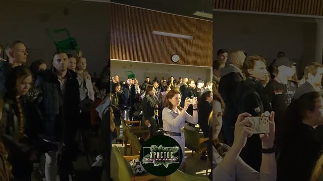 Общее пение "Пусть бушует шторм и гром гремит" смотреть онлайн