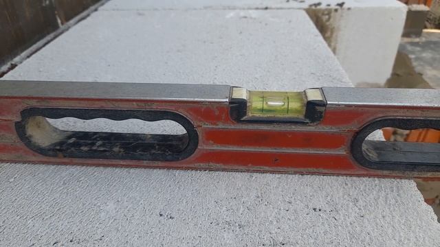 Строим огромный гараж. Кладка первого ряда газосиликатных блоков. смотреть онлайн