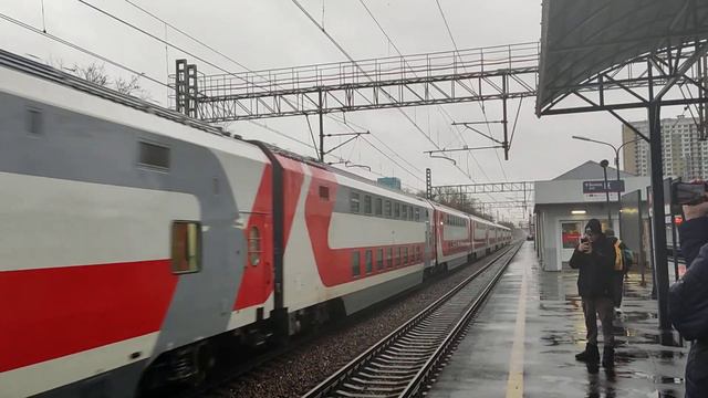 Электровоз ЭП20-061 с двухэтажным пассажирским поездом 