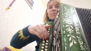 У курского вокзала на гармони!