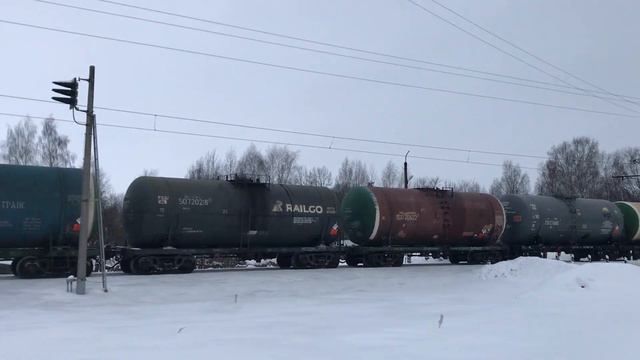 Тепловоз 2ТЭ116УД-041 с наливным поездом и экскаватор КGT-4RS-090 смотреть онлайн