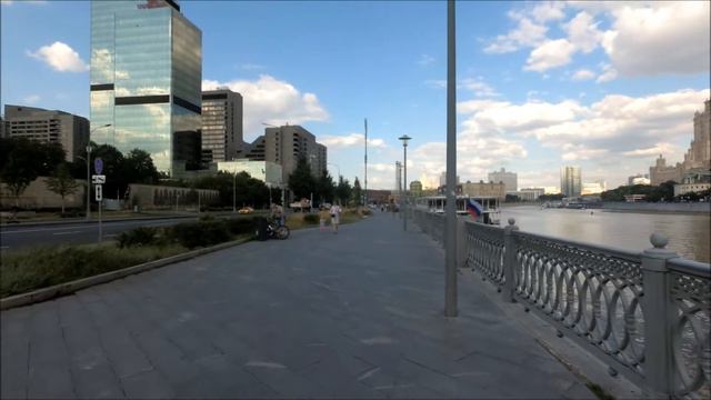 Москва. Прогулка по Краснопресненской набережной (Krasnopresnenskaya embankment) (30.07.2021) смотреть онлайн