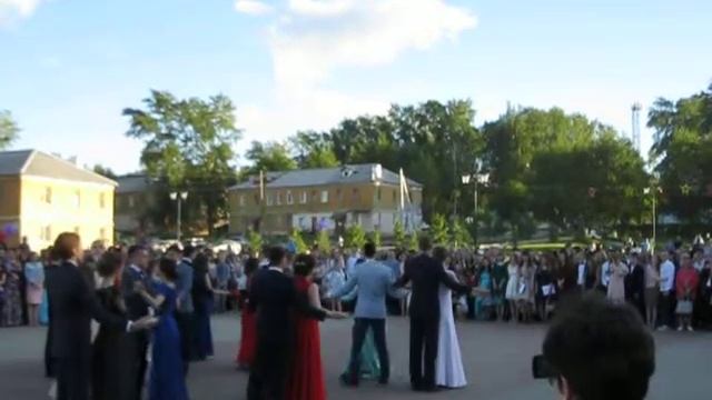 Танец выпускников школы №3 23.06.2017 г.Кировград Свердловская область смотреть онлайн