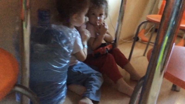 Сказка про двух поросят или подстольные игры смотреть онлайн