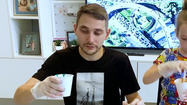 УДИВИТЕЛЬНЫЕ картины АКРИЛОМ // Крисс и Папа ДЕЛАЮТ ФЛЮИД АРТ смотреть онлайн
