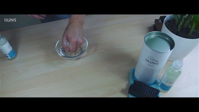 Как почистить грязные шнурки при помощи средства Solemate? | Solemate Guides смотреть онлайн