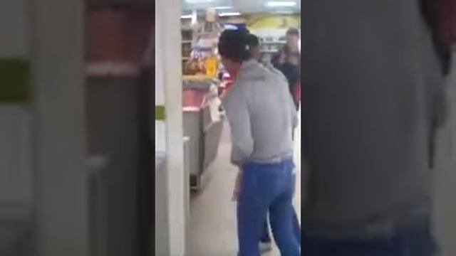 НАГЛЫЙ  ХУЛИГАН  НЕ  ПРОПУСКАЕТ  ПОКУПАТЕЛЯ  С  ЯЙЦАМИ