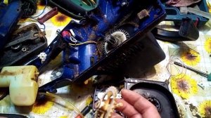 Ремонт масляного насоса на електропиле.